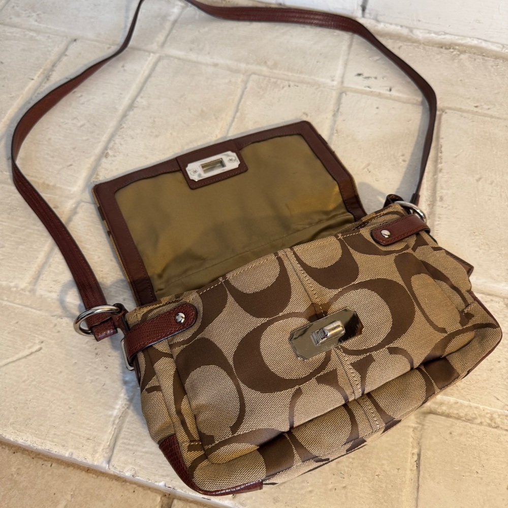 Coach Chelsea Signature Flap #F17798 - Picture 3 of 13